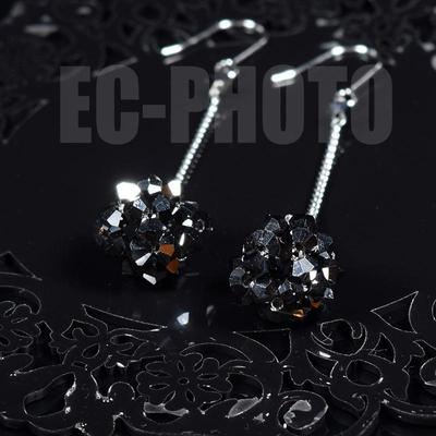 「鏡の反射を利用してキラキラ感をアップ！ピアス」