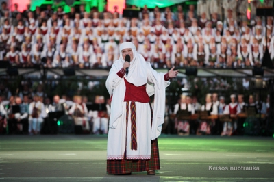 リトアニアの歌の祭典で歌う国民的歌手。