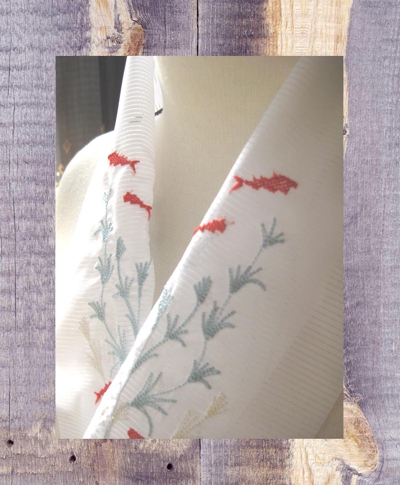 刺繍のイラストレーション・半衿の形にした物・金魚と水草