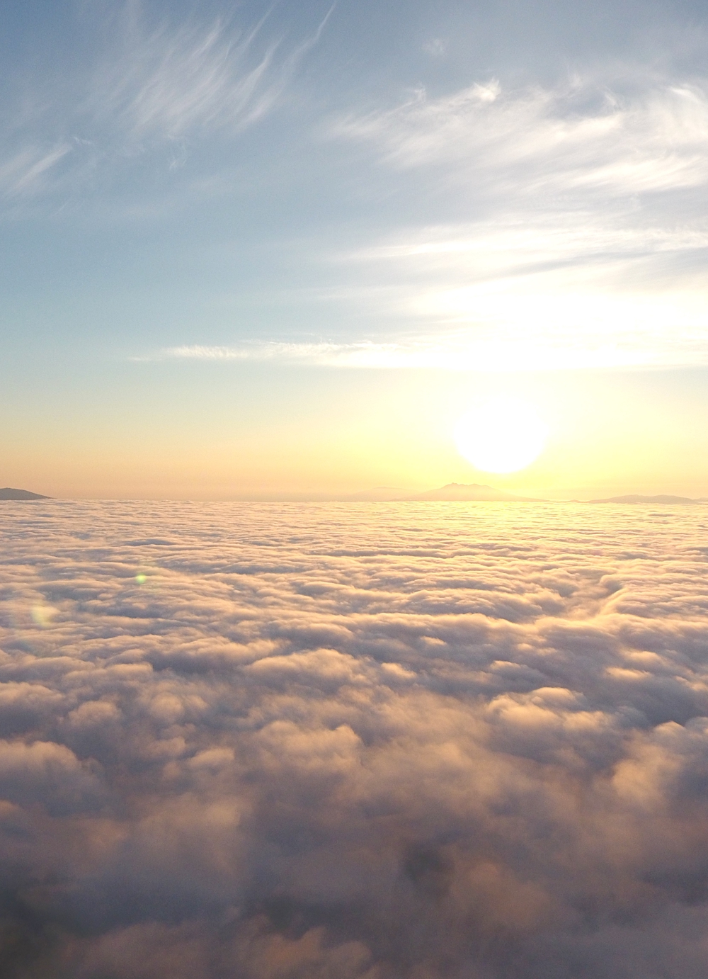 津別峠の雲海に浮かぶ朝日