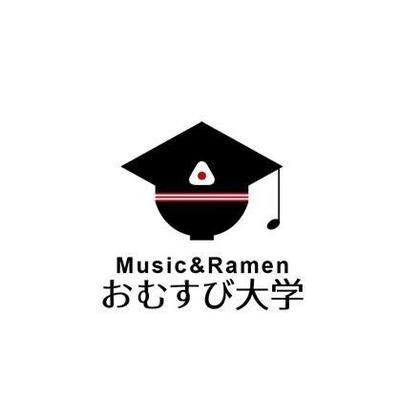 生演奏とラーメンが楽しめるカフェバー「おむすび大学」のロゴ 