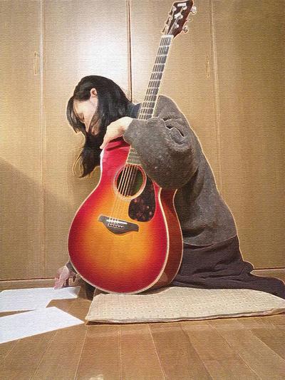 タブ譜をめくる彼女