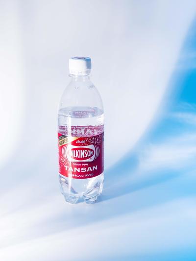 化粧品などのボトル製品などをストロボ光を使って撮影