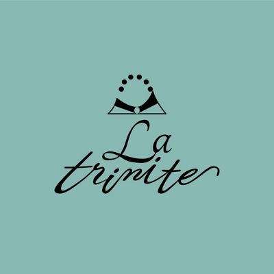 la triniteさまのロゴ（アパレルブランド）