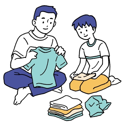 洗濯物を畳む男の子と父親