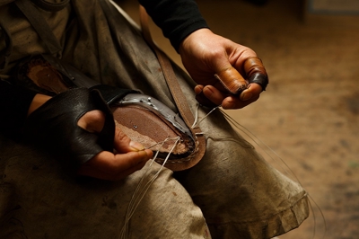 革靴職人の作業
