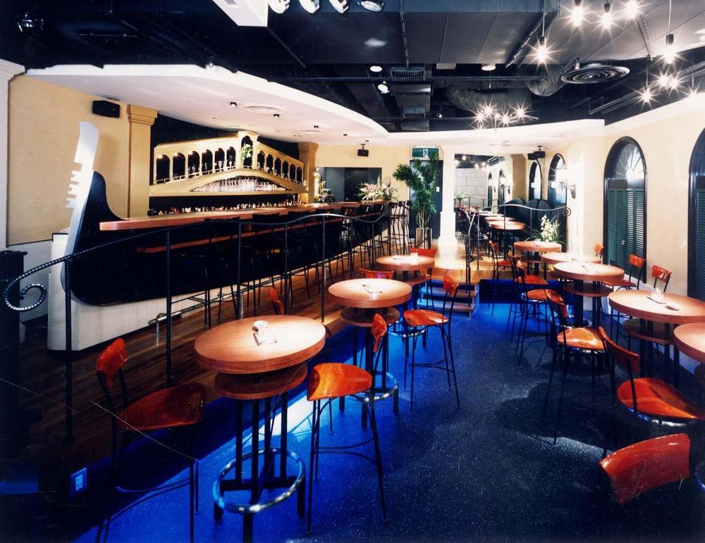 ベネチアの光と影、ときをテーマにデザイン