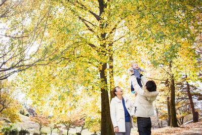 紅葉と家族写真