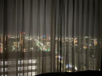 仙台市の夜景（宿泊した部屋からカーテン越しに撮影しました）