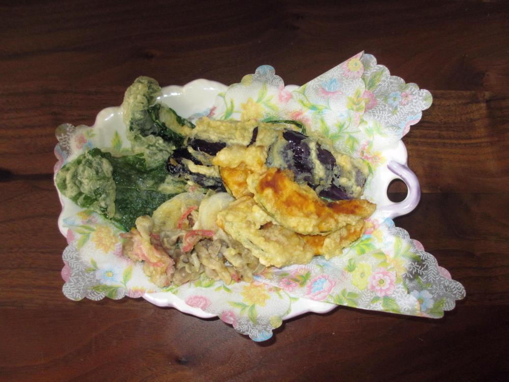 タンポポの葉の天ぷら（細長いお皿に盛りつけ案）
