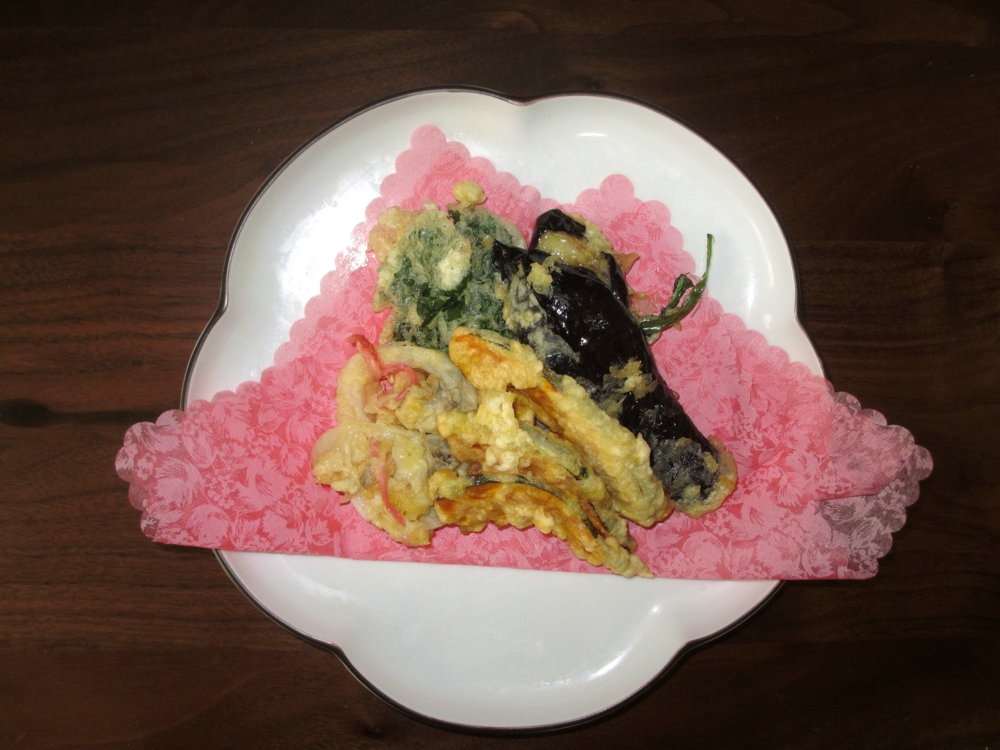 タンポポの葉の天ぷら（丸いお皿に盛りつけ案）