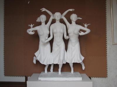 女性群像の彫塑（置物） 