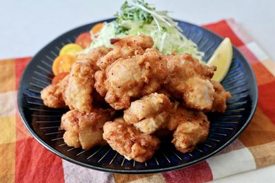 唐辛子の調味料を使った「からあげ」のレシピ開発と料理の作成、写真撮影を行いました