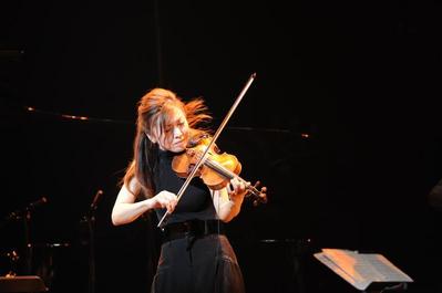 「Swing Journal」誌で、品川ステラホールにてジャズ・ヴァイオリニスト寺井尚子を撮影。ました
