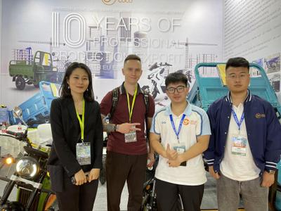 上海自転車展示会、ロシア人社長の英語・中国語通訳を務めるましたました