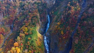 秋の称名滝を空撮しました