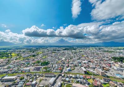 富士山を背景に家を撮影しました