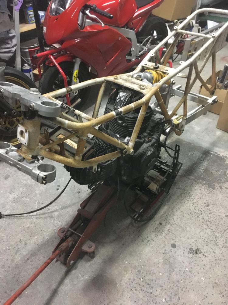 バラバラの２輪車を元に戻して、レース用にカスタムしたりもしました