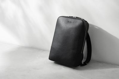 クラウドファンディングでの販売用にバッグパックの撮影をご発注いただきました
