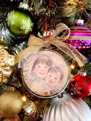 手のひらサイズの円形用紙にお子さまの似顔絵を描き、クリスマスオーナメントを制作しました