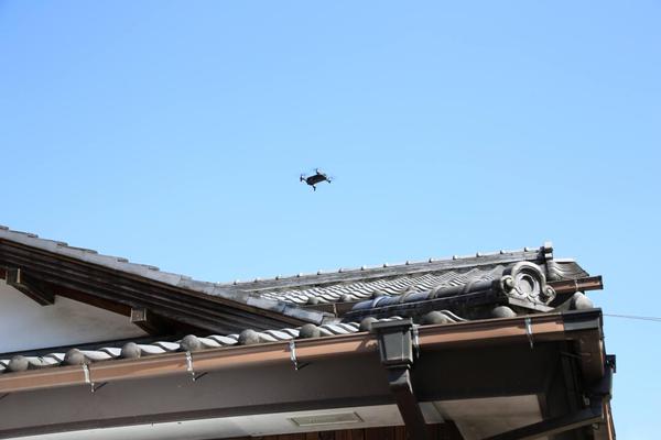 高性能カメラを搭載したドローンで、戸建住宅の屋根をすばやく・安全に診断します