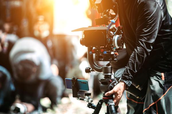 MV制作からライブ映像の撮影、写真撮影まで、提携クリエイターが対応します