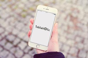 as (asuoasuo)さんのテーブル・パーティーコーディネート　サイト　”Tableholic"　のロゴへの提案