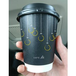 MT (minamit)さんの人気カフェのお持ち帰り用プラスチックコップ＆紙コップの全面デザインへの提案