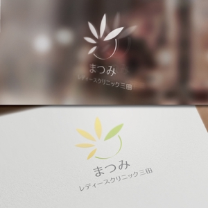 late_design ()さんのプルメリアの花をモチーフにしたクリニックのロゴへの提案