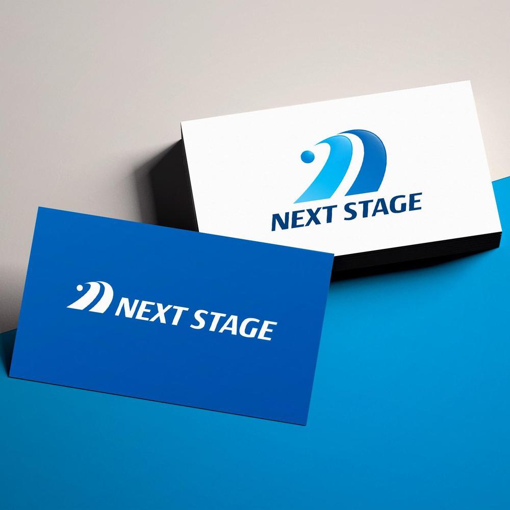 企業の人材育成研修のスローガンタイトル「NEXT STAGE」のロゴ