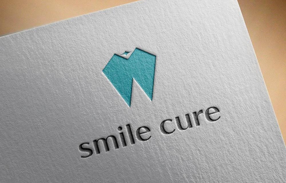 歯のホワイトニング商材名「smile cure（スマイルキュア）」のロゴ