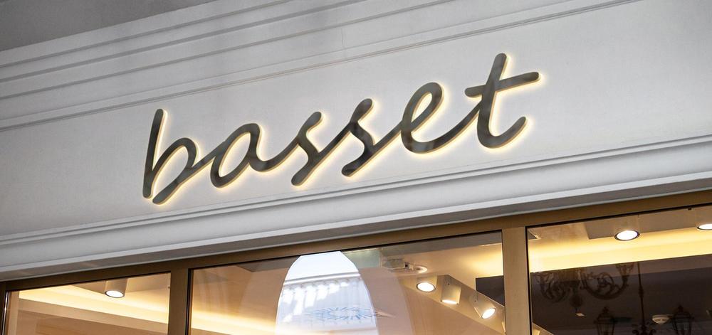 美容室　basset（バセット）の店名文字ロゴ