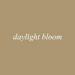 ヘッドディップ (headdip7)さんのフラワーアレンジメントレッスンのスタジオロゴ「daylight bloom」のキャピタルロゴへの提案