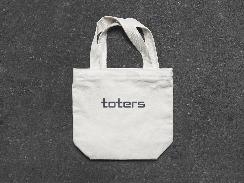 トートバッグ、Tシャツ、ポロシャツ等のブランド「toters」のロゴ