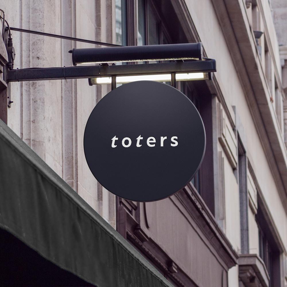 トートバッグ、Tシャツ、ポロシャツ等のブランド「toters」のロゴ