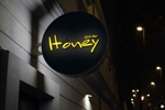sriracha (sriracha829)さんの京都ガールズバー「Honey」のロゴへの提案