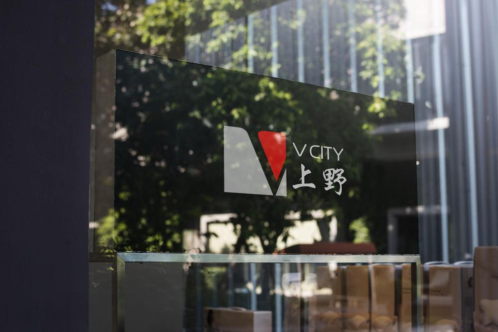 商業ビルの名称：「V  CITY　UENO」（ヴィ　シティ　ウエノ）のロゴ＆マーク　