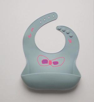 hiki4026 (hiki4026)さんの赤ちゃんお食事用品シリコンビブのデザインへの提案