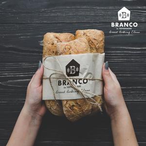 YDESIGN (yacodesign)さんの豊橋　自宅パン教室　BRANCO　(ブランコ)　のロゴへの提案