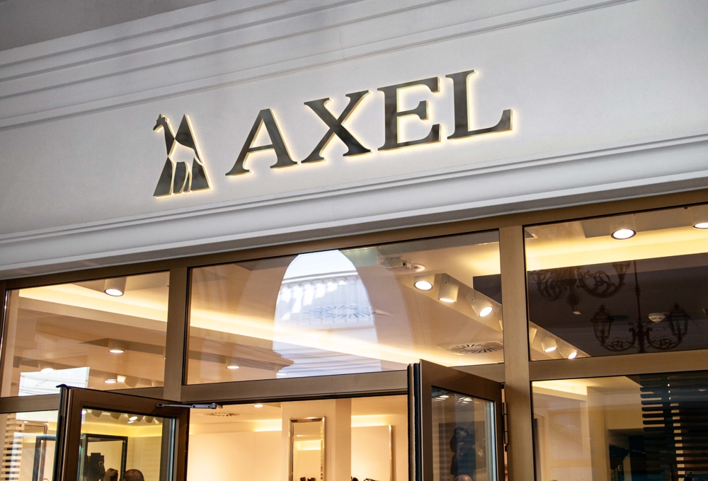 アパレルショップサイトの「AXEL」のロゴ