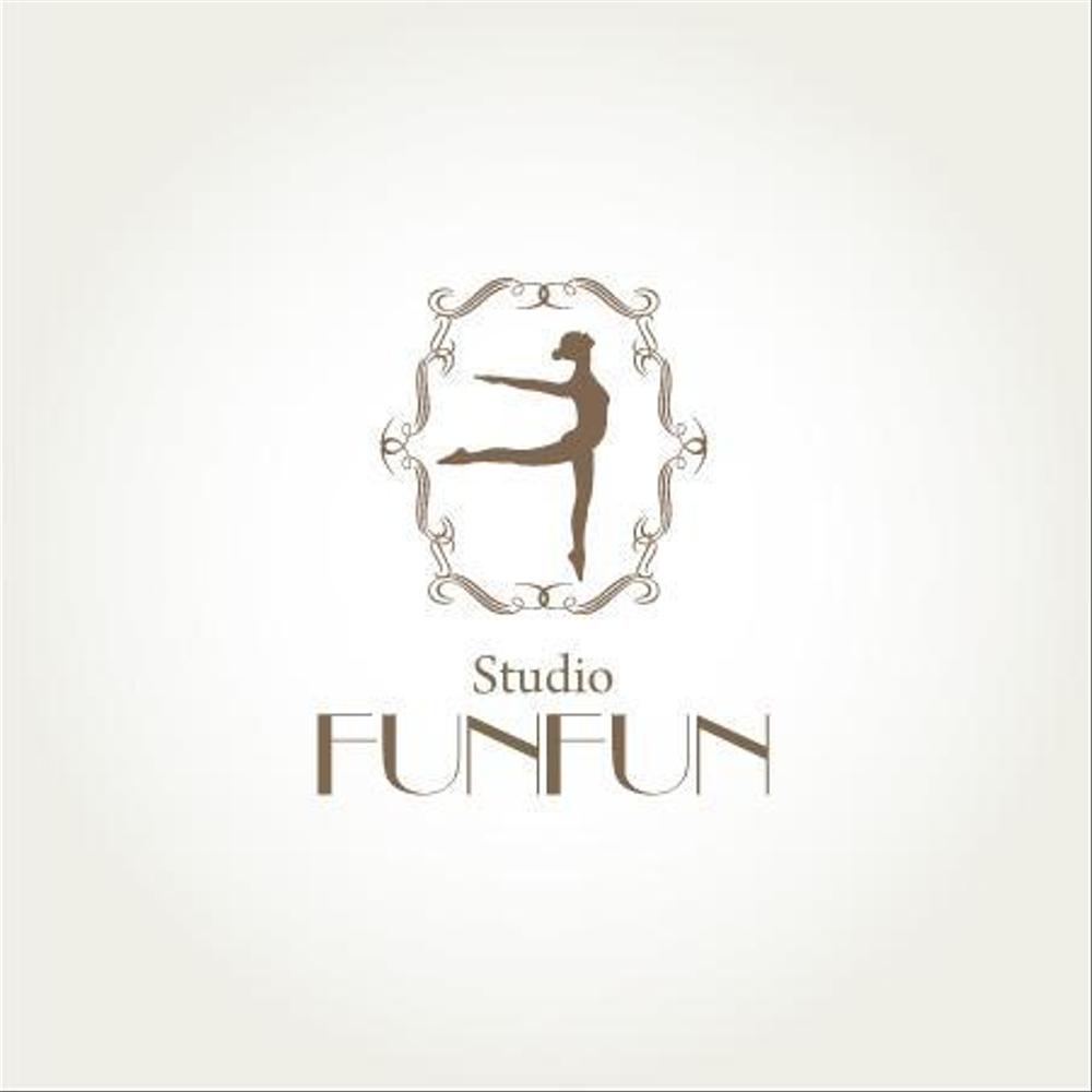 「STUDIOFUNFUN」のロゴ作成（切り出し文字看板などにも使う可能性あり）