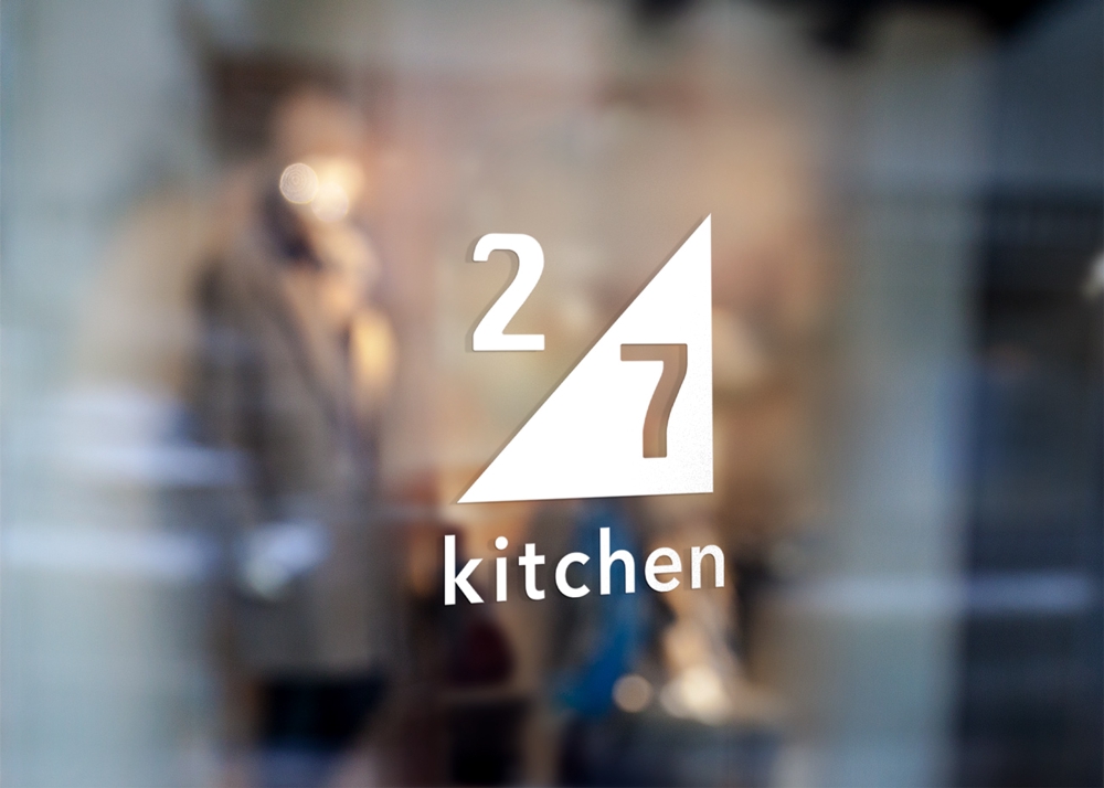 サンドウィッチショップ「２/７kitchen（ななぶんのにきっちん）」のロゴ