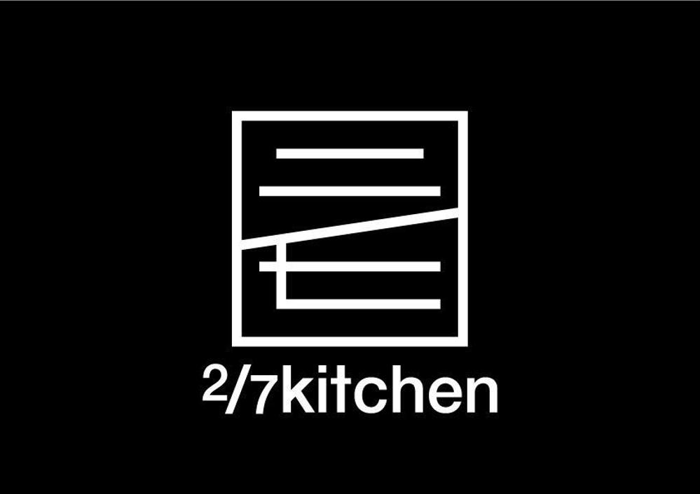 サンドウィッチショップ「２/７kitchen（ななぶんのにきっちん）」のロゴ