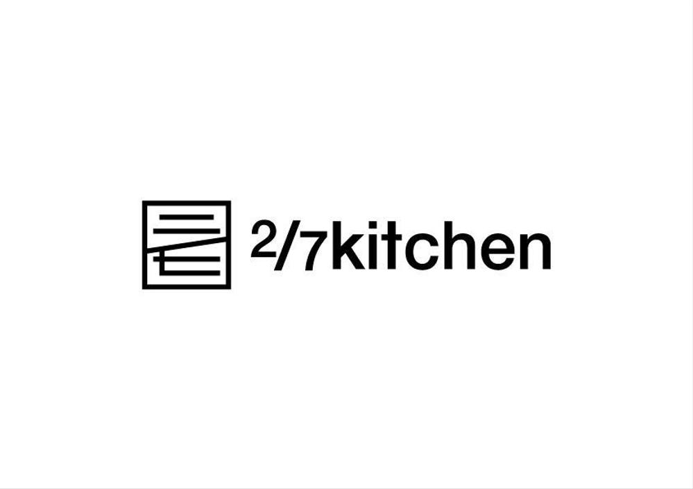 サンドウィッチショップ「２/７kitchen（ななぶんのにきっちん）」のロゴ