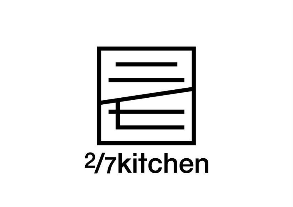 サンドウィッチショップ「２/７kitchen（ななぶんのにきっちん）」のロゴ