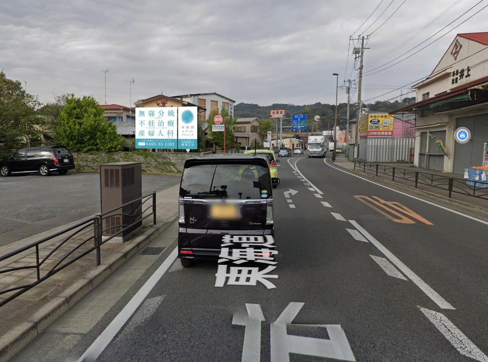 【看板広告のデザイン】道路上の看板