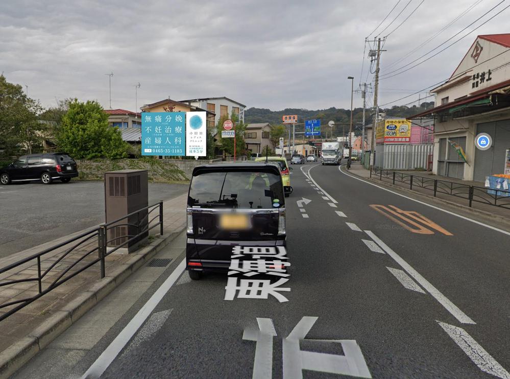 【看板広告のデザイン】道路上の看板