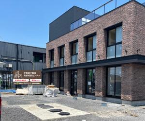 CUBE (machorinko)さんの不動産会社　道路沿い　売却相談センター　ロゴ入りの看板デザインへの提案