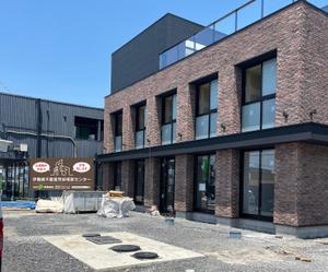 CUBE (machorinko)さんの不動産会社　道路沿い　売却相談センター　ロゴ入りの看板デザインへの提案