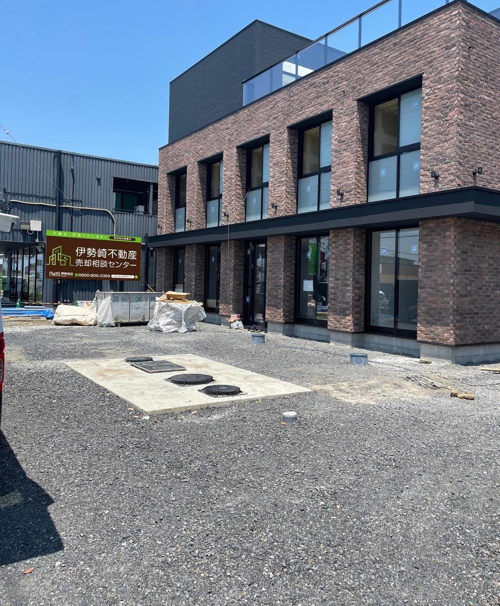 不動産会社　道路沿い　売却相談センター　ロゴ入りの看板デザイン